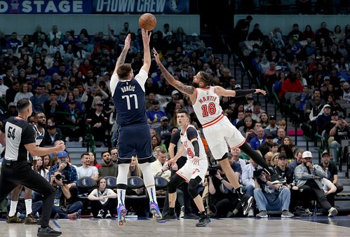 更新 NBA：达拉斯小牛队的卢卡东契奇在对阵迈阿密热火队的比赛中投篮